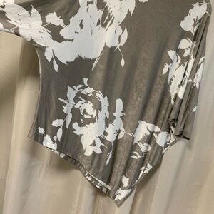 Clara Sunwoo Taupe and White Abstract Top. Size XL